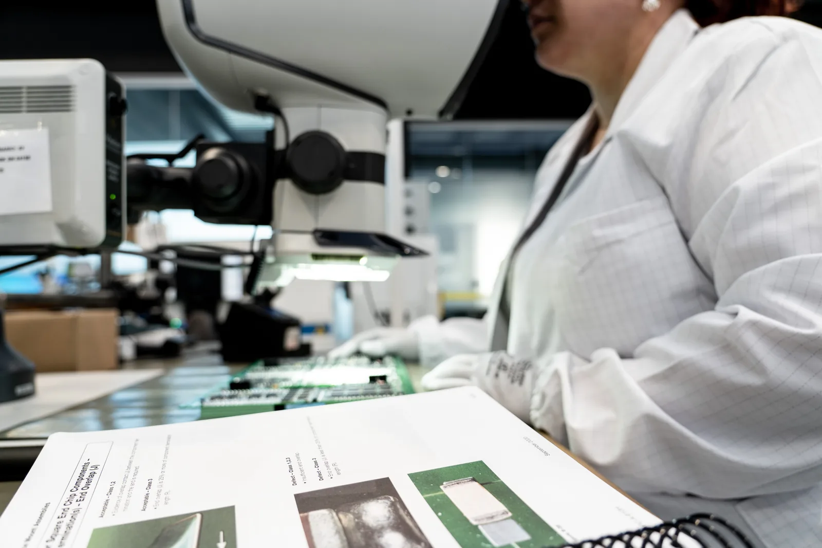 Operatore al microscopio con standard IPC-A-610